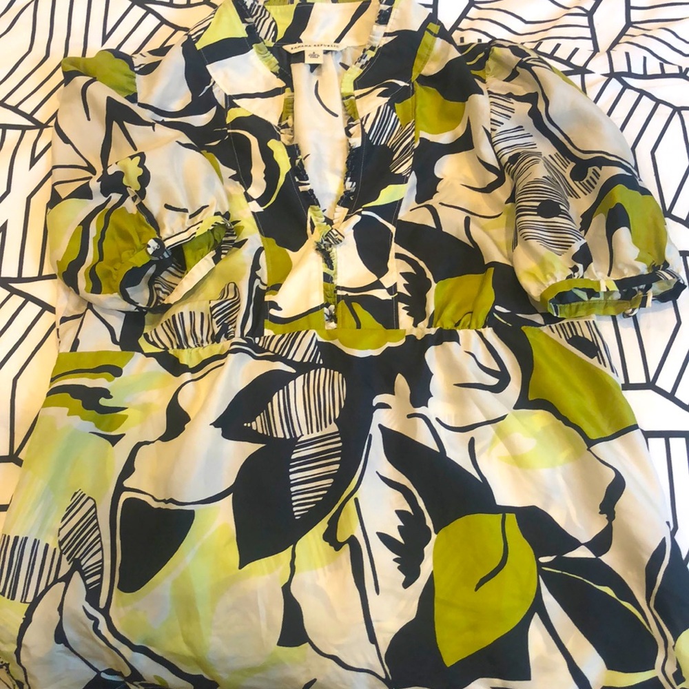 Vintage Banana Republic. 100% Silk short sleeved blouse. Size Small